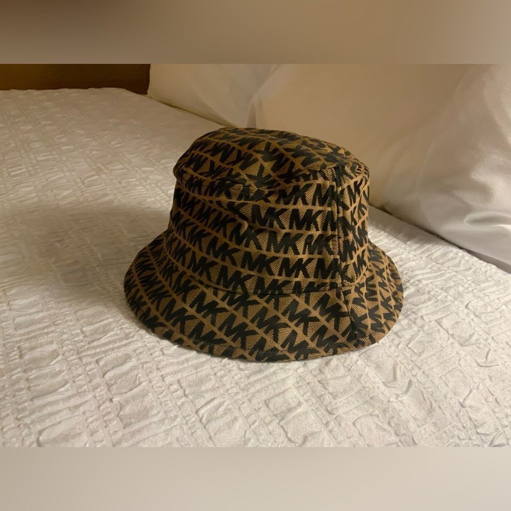 Michael kors bucket hat signature canvas NWOT